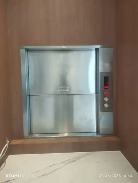 Unit dumbwaiter lantai satu