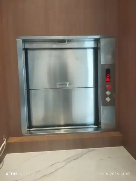 Pintu dan indikator lantai dua