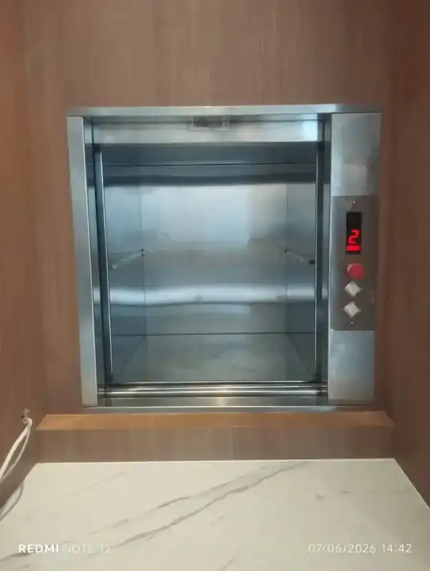 Interior dumbwaiter terbuka