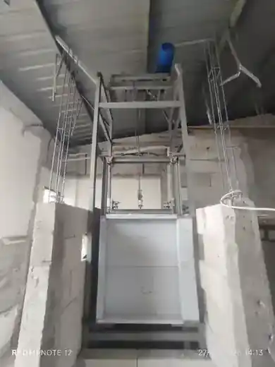 Proses instalasi lift barang Samudera Kreasi Indolift