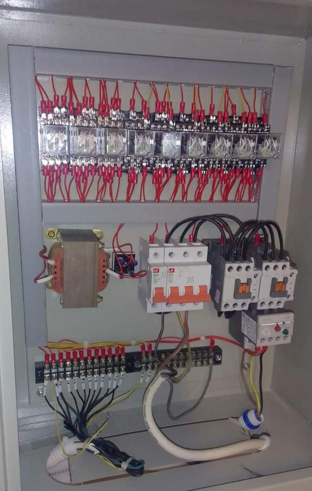 Panel kontrol dan distribusi kelistrikan