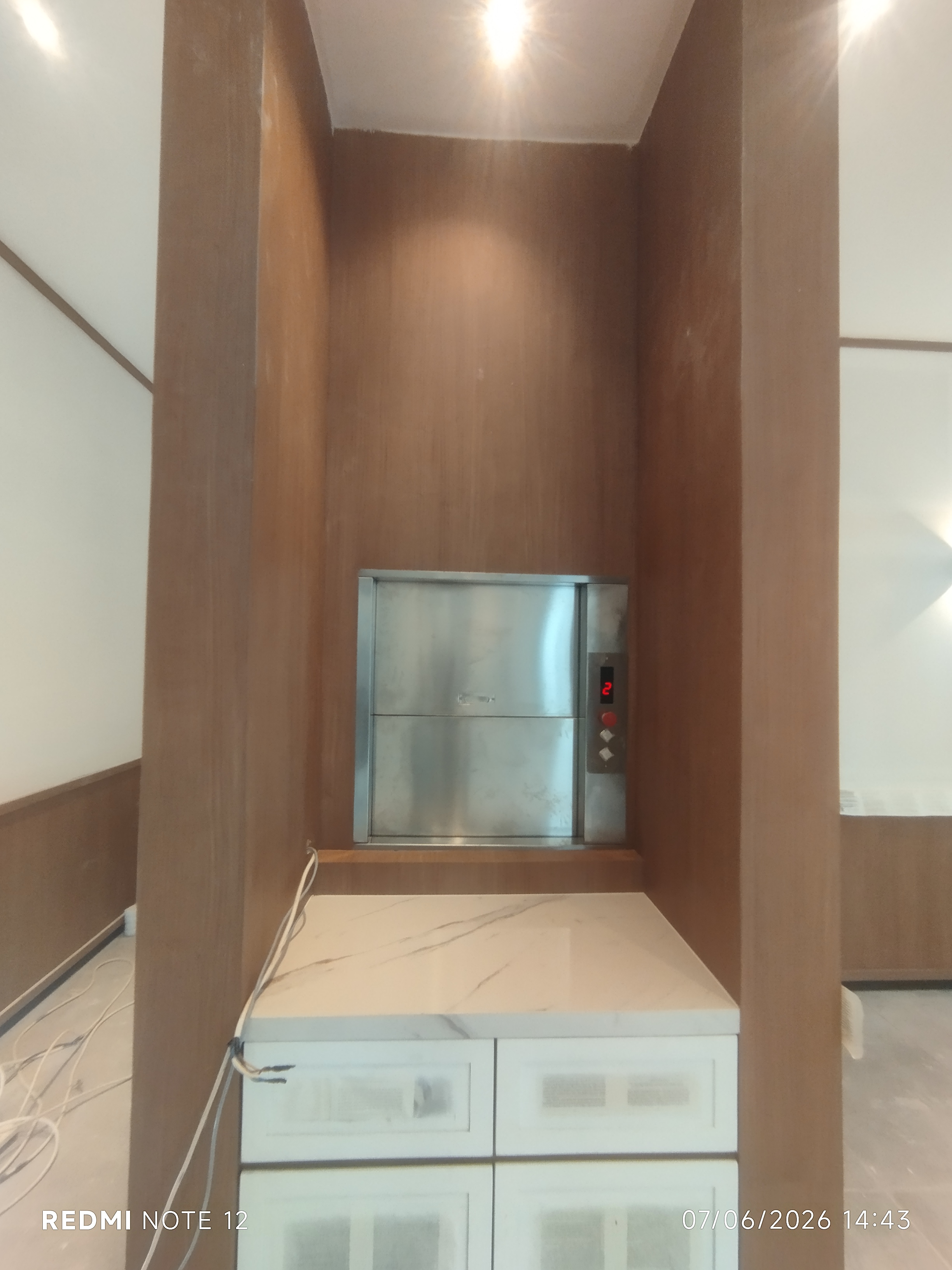 Panel kontrol dan sistem kelistrikan lift