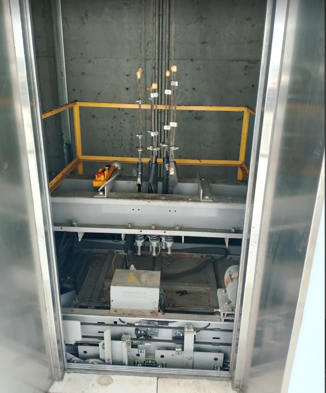LIFT PENUMPANG