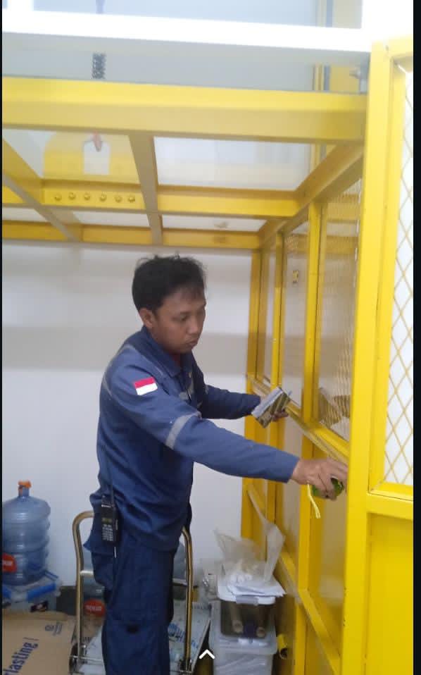 Pemasangan Pintu Sangkar Lift Barang PT.TECNO GLOW INNOVATION