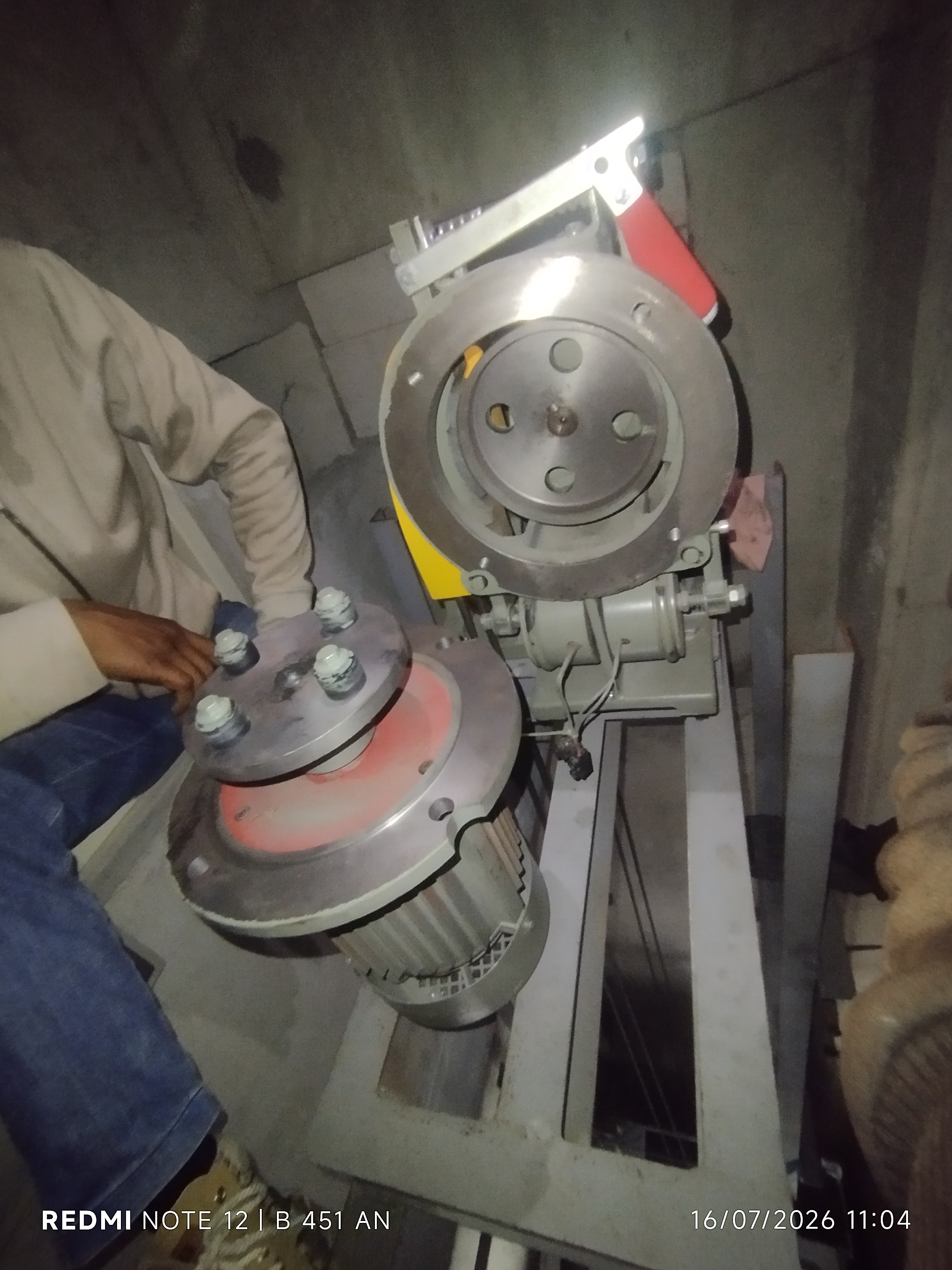 Pemasangan Dinamo motor traction Dumbwaiter PT.JSSI