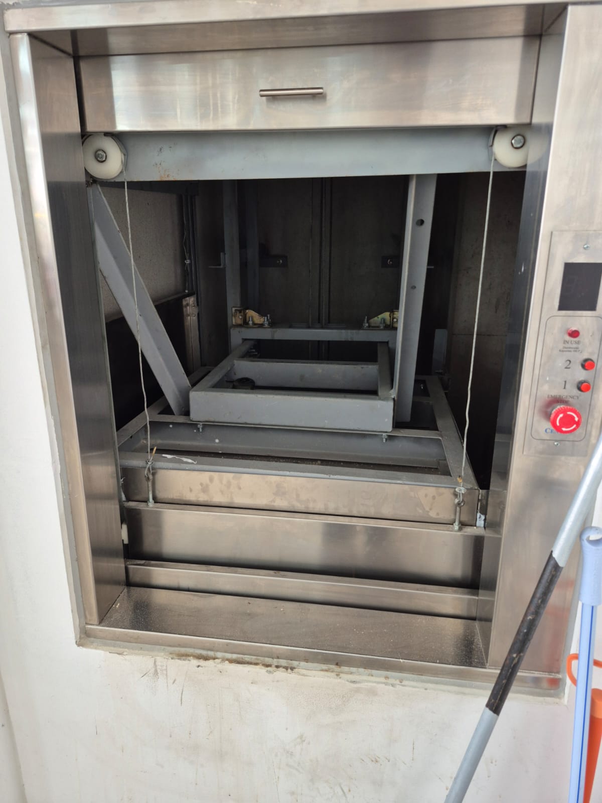 Pengecekan Kerusakan Dumbwaiter PT.JSSI