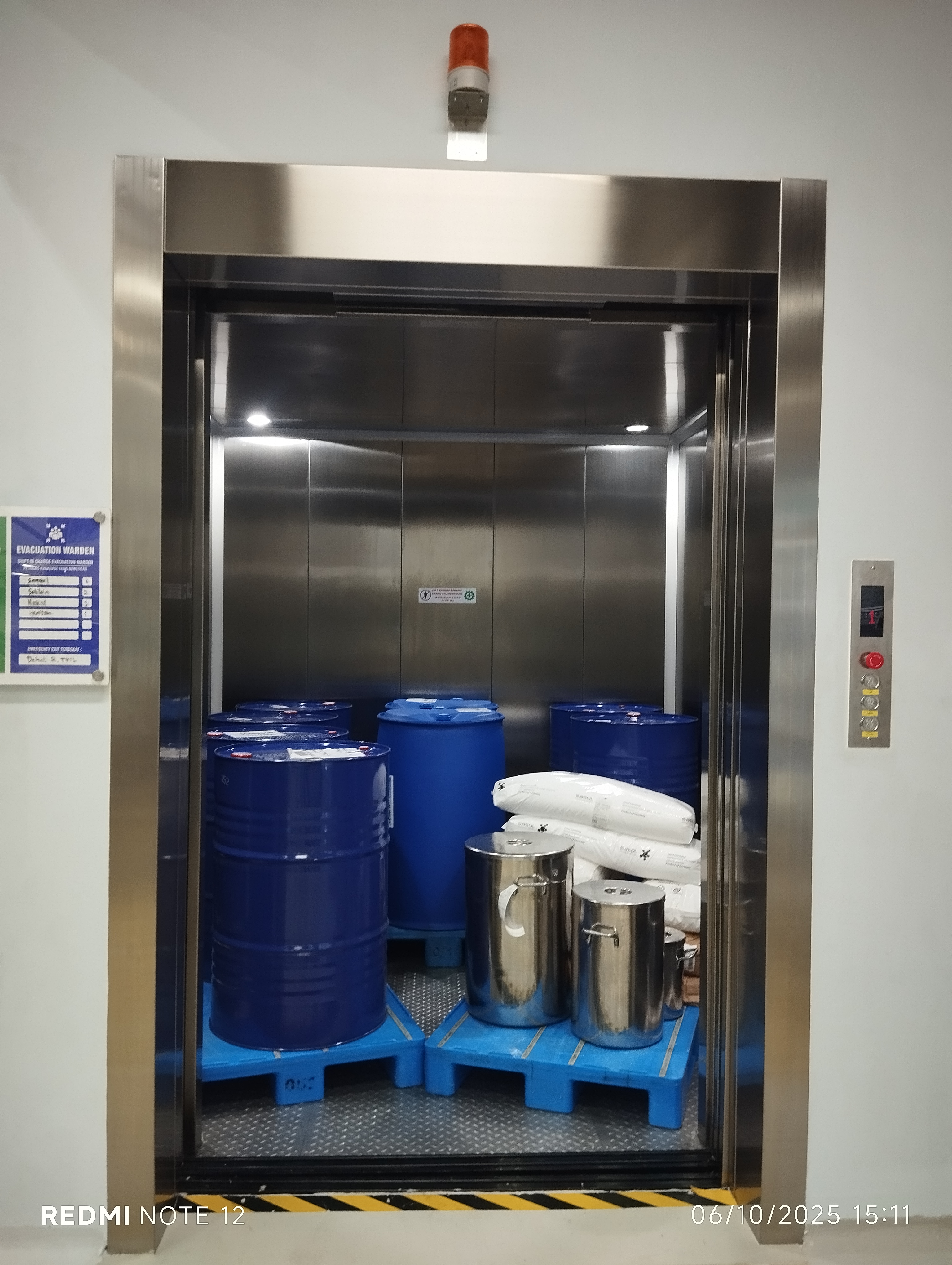 Lift Barang